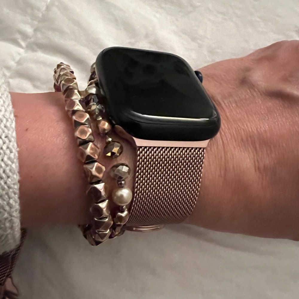 Apple Watch Band: 🎀🌸👙👚👛🩷 (pink for the season!!! Haha)